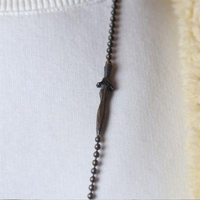 Kalkan ve Kılıç Figürlü Siyah Zirkon Taşlı Gümüş Erkek Kolyesi