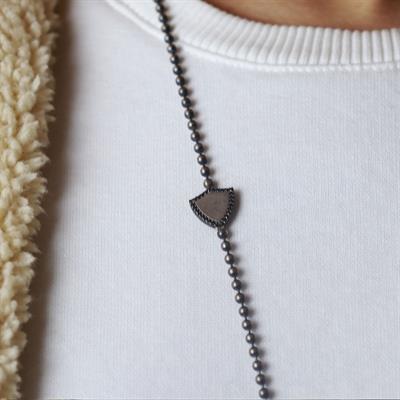 Kalkan ve Kılıç Figürlü Siyah Zirkon Taşlı Gümüş Erkek Kolyesi