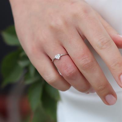 Kalp Zirkon Taşlı Minimal Gümüş Yüzük