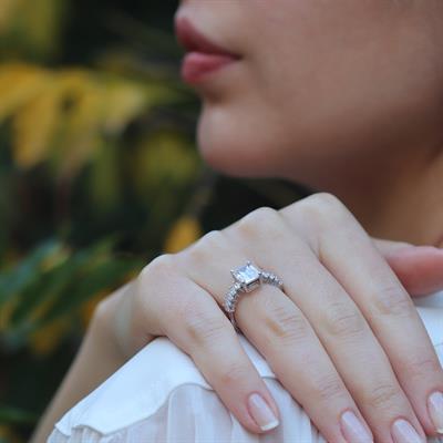 Ortası Baget Taşlı Mini Mekik Modeli Starlight Diamond Gümüş Yüzük