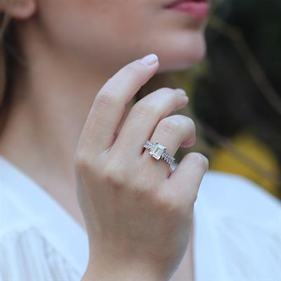 Ortası Baget Taşlı Mini Mekik Modeli Starlight Diamond Gümüş Yüzük