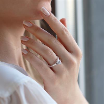Round Kesim Çapraz Montür Starlight Diamond Tek Taş Gümüş Yüzük