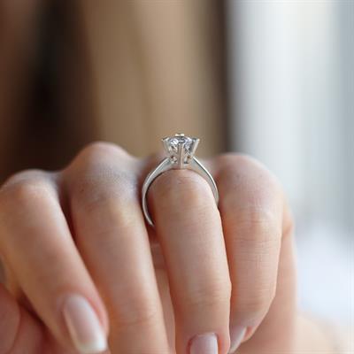 Round Kesim Çapraz Montür Starlight Diamond Tek Taş Gümüş Yüzük