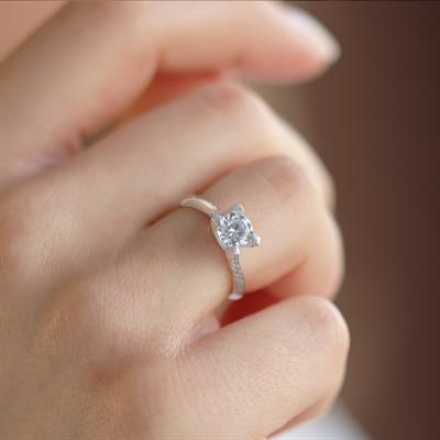 Round Kesim Starlight Diamond Tek Taş Gümüş Yüzük