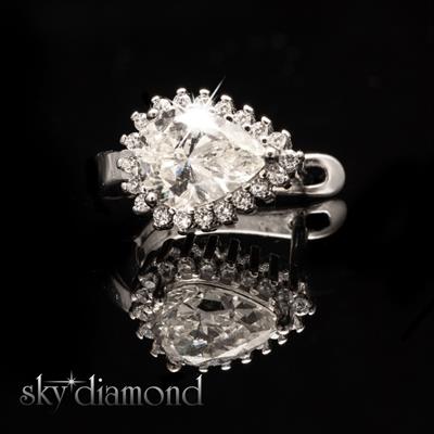 Sky Diamond Etrafı Pırıltılı Taşlarla Süslenmiş Damla Küpe