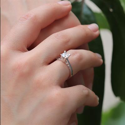 Starlight Diamond Yanları Kalpli Tek Taş Gümüş Yüzük