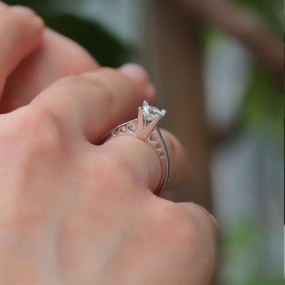 Starlight Diamond Yanları Kalpli Tek Taş Gümüş Yüzük