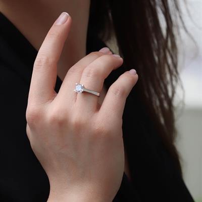 Starlight Diamond Yuvarlak Kesim Tek Taş Gümüş Yüzük