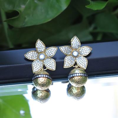 Zirkon Taşlı Oksitli Lilyum Çiçekli Gold Kaplama Gümüş Küpe