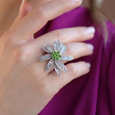 Çiçek Tasarım Baget Kesim Ortası Yeşil Zirkon Taşlı Gümüş Yüzük