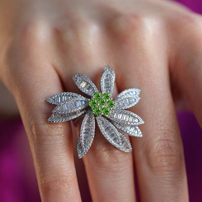 Çiçek Tasarım Baget Kesim Ortası Yeşil Zirkon Taşlı Gümüş Yüzük