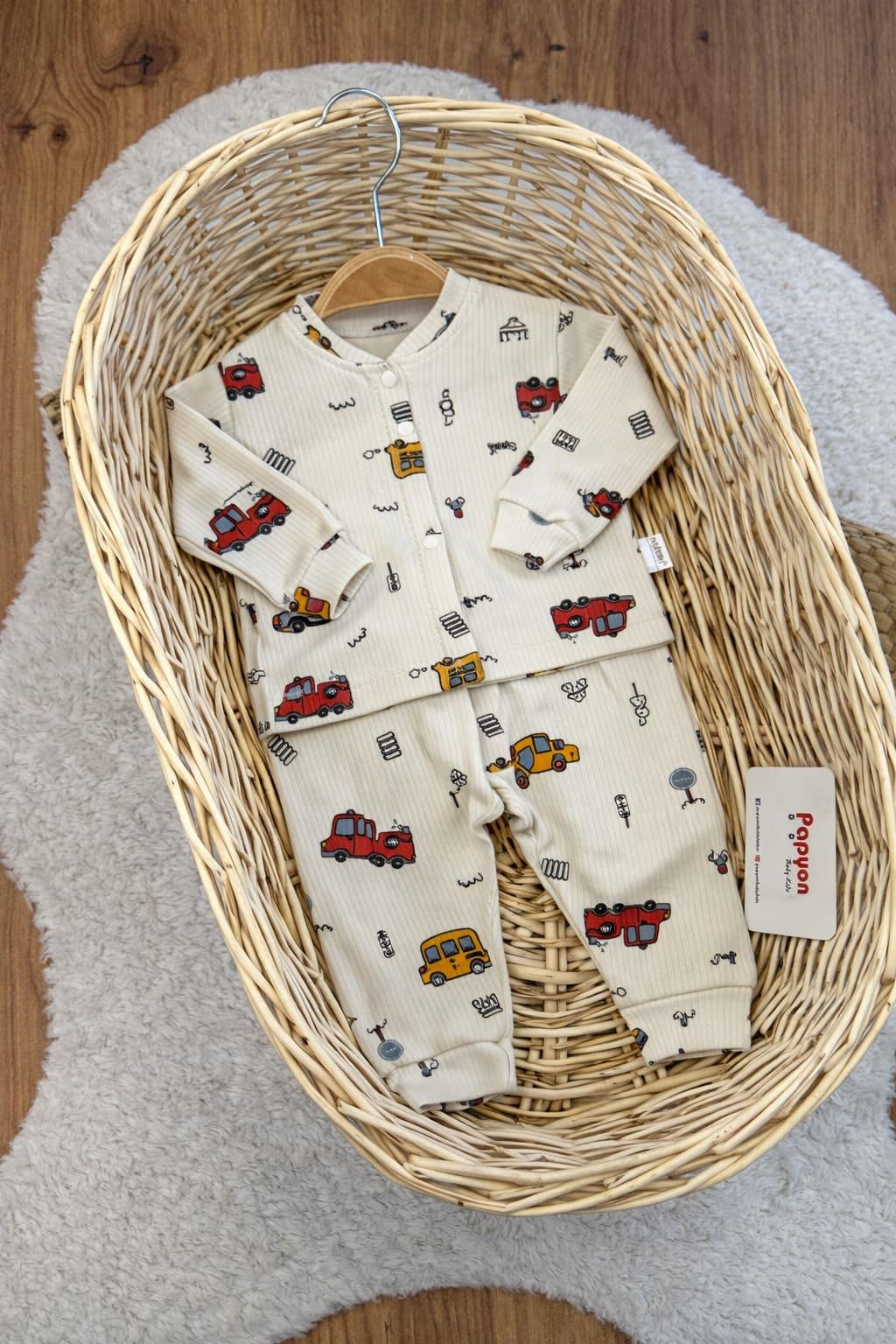 Araba Baskılı Fitilli Önden Çıtçıtlı Erkek Bebek Pijama Takımı (0-3/3-6/6-9 Ay)