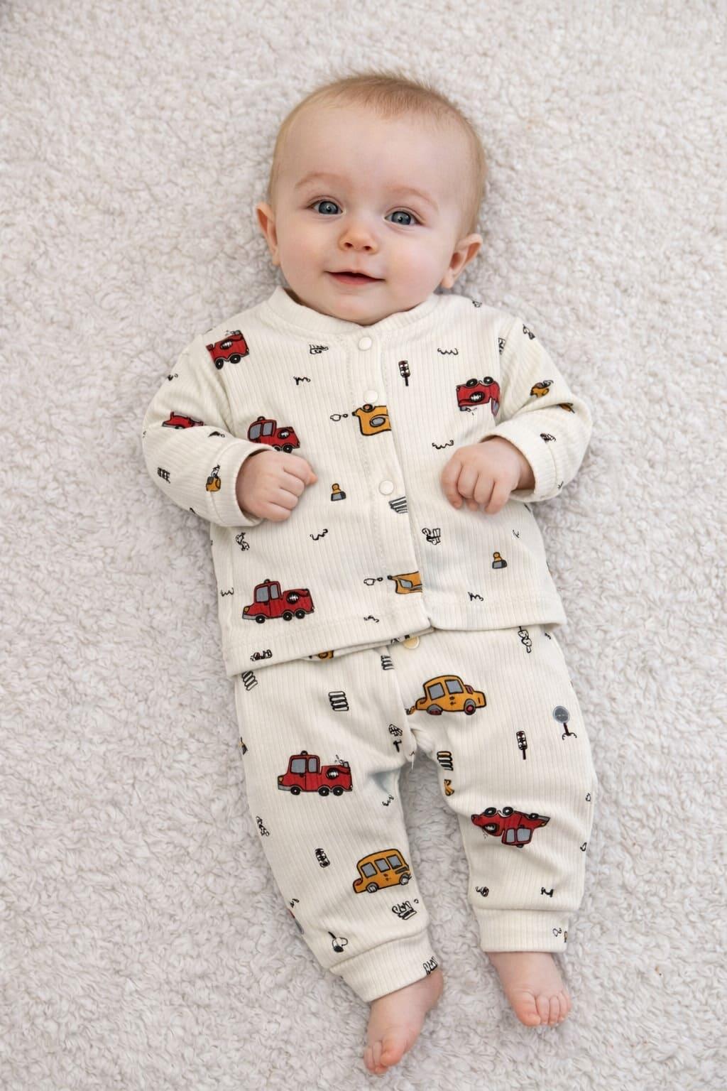 Araba Baskılı Fitilli Önden Çıtçıtlı Erkek Bebek Pijama Takımı (0-3/3-6/6-9 Ay)