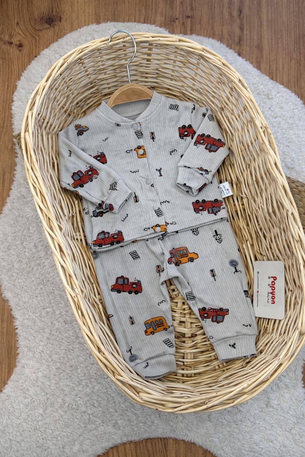 Araba Baskılı Fitilli Önden Çıtçıtlı Erkek Bebek Pijama Takımı (0-3/3-6/6-9 Ay)