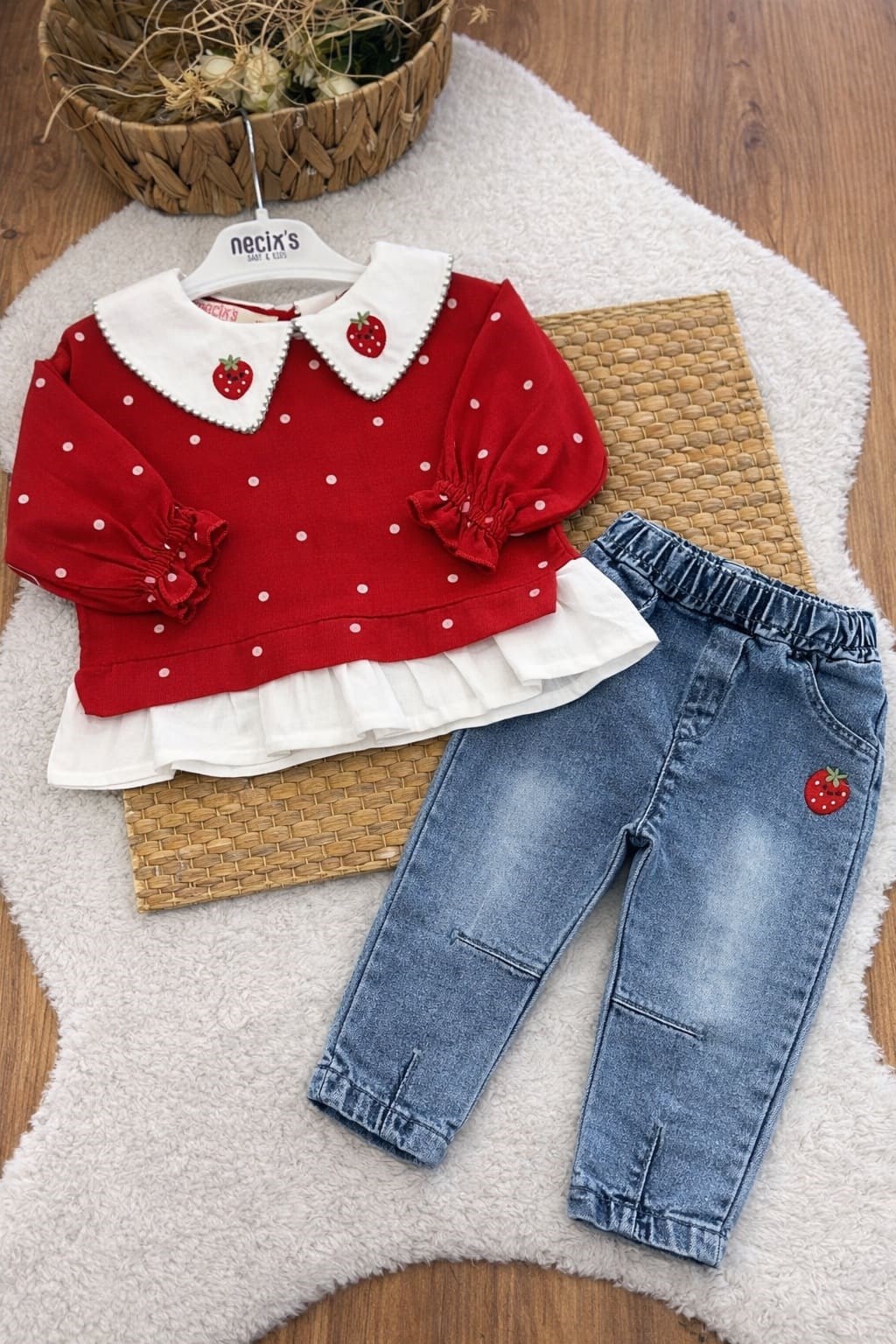 Çilek Nakışlı Yakalı Sweatli Kot Pantolonlu Kız Bebek Takım (6-9/9-12/12-18/18-24 Ay)