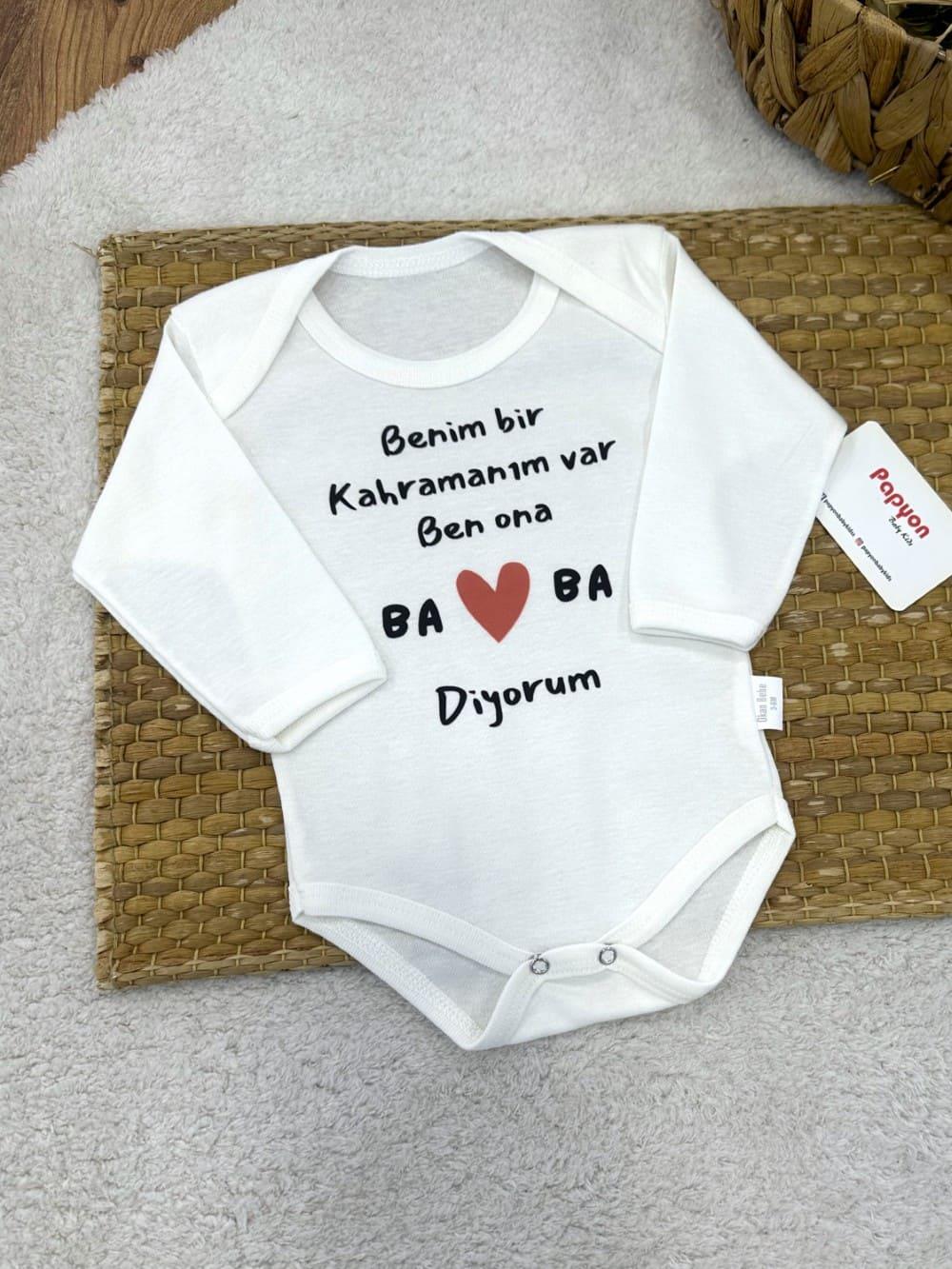 Benim Bir Kahramanım Var Ben Ona Baba Diyorum Yazılı Uzun Kollu Çıtçıtlı Badi (0-3/3-6/6-9/9-12/12-18 Ay)