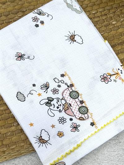 Arabalı Tavşan Desenli Kenarları Oyalı Müslin Bebek Battaniyesi 75X90 Cm