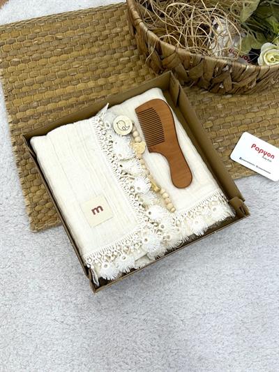 Ahşap Tarak ve Emzik Tutacaklı Fistolu Müslin Bebek Battaniye Set 90x110 Cm