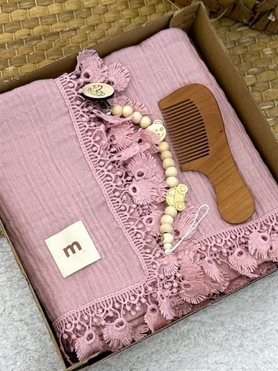 Ahşap Tarak ve Emzik Tutacaklı Fistolu Müslin Bebek Battaniye Set 90x110 Cm