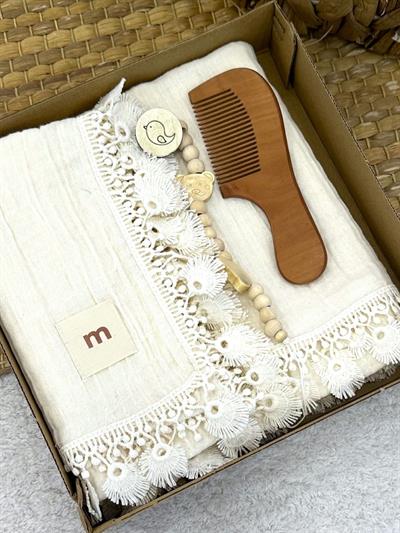 Ahşap Tarak ve Emzik Tutacaklı Fistolu Müslin Bebek Battaniye Set 90x110 Cm