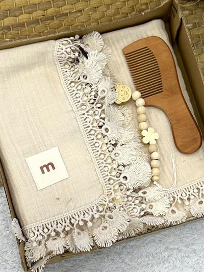 Ahşap Tarak ve Emzik Tutacaklı Fistolu Müslin Bebek Battaniye Set 90x110 Cm