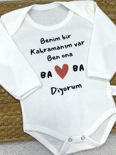 Benim Bir Kahramanım Var Ben Ona Baba Diyorum Yazılı Uzun Kollu Çıtçıtlı Badi (0-3/3-6/6-9/9-12/12-18 Ay)