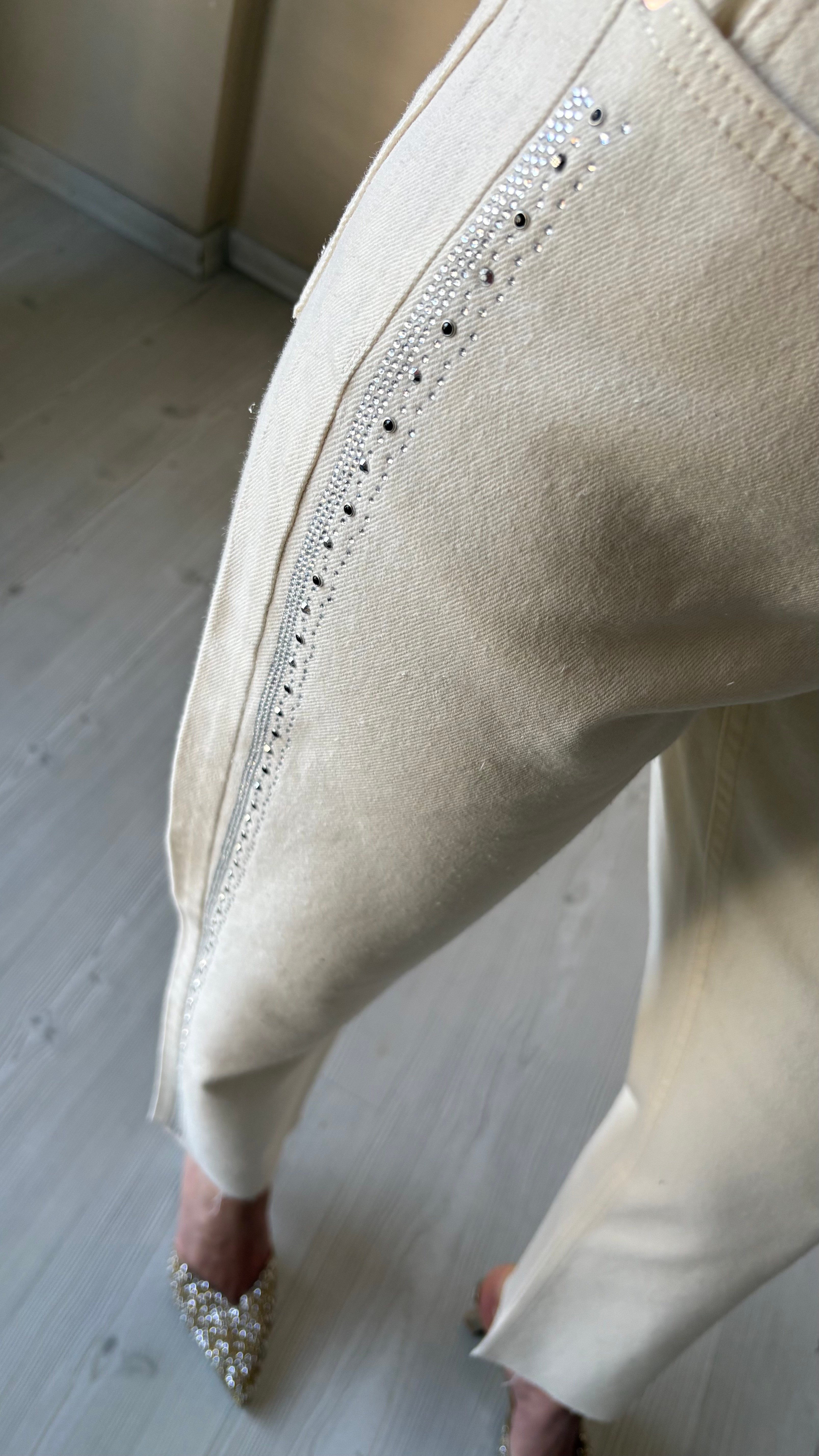 Ekru X love yan Taş Detaylı Slimmomfit Jean