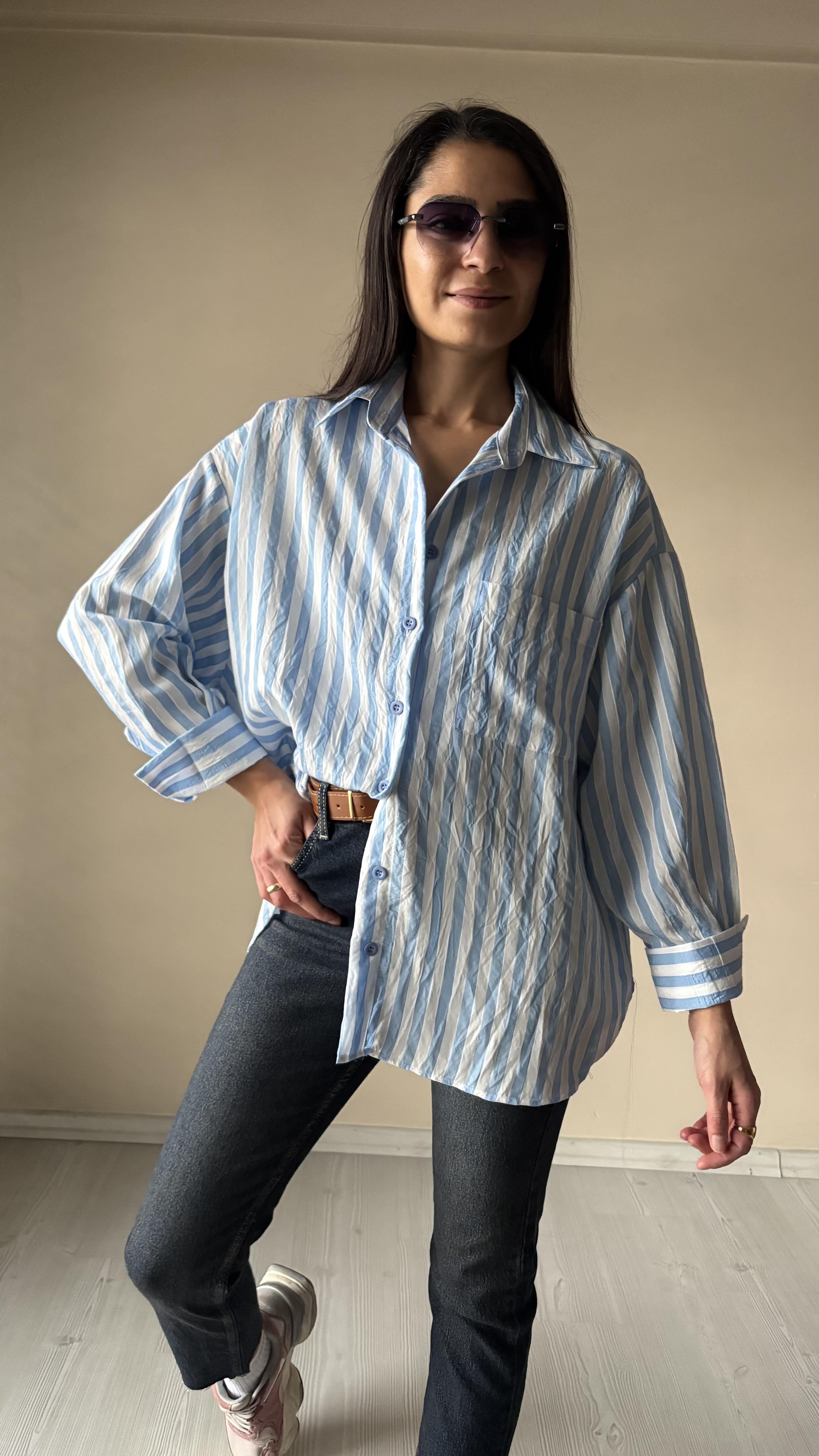 Mavi Çizgili Tek Cep yan Yırtmaçlı Gömlek