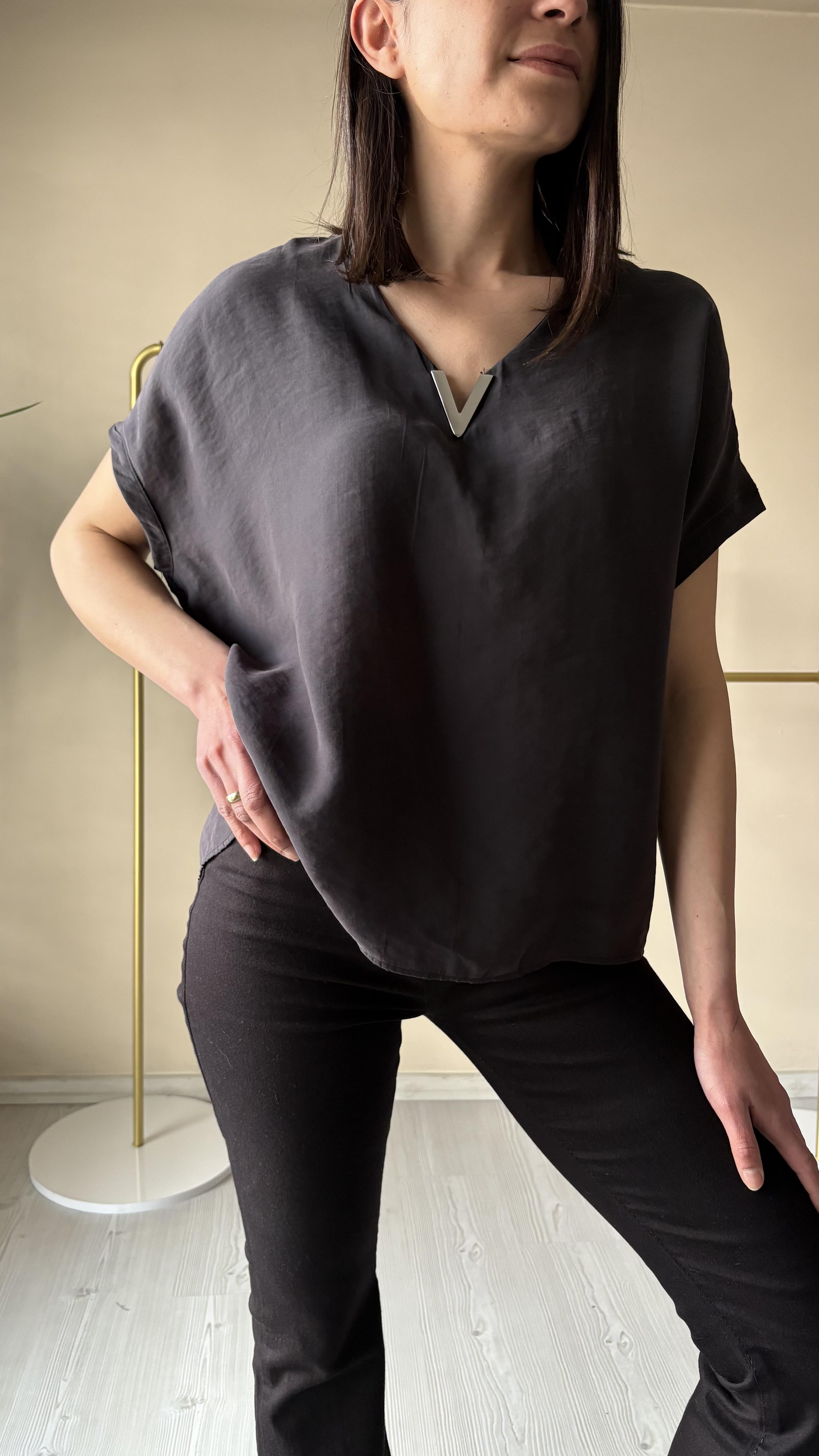 Siyah Metal V Yaka Modal Bluz