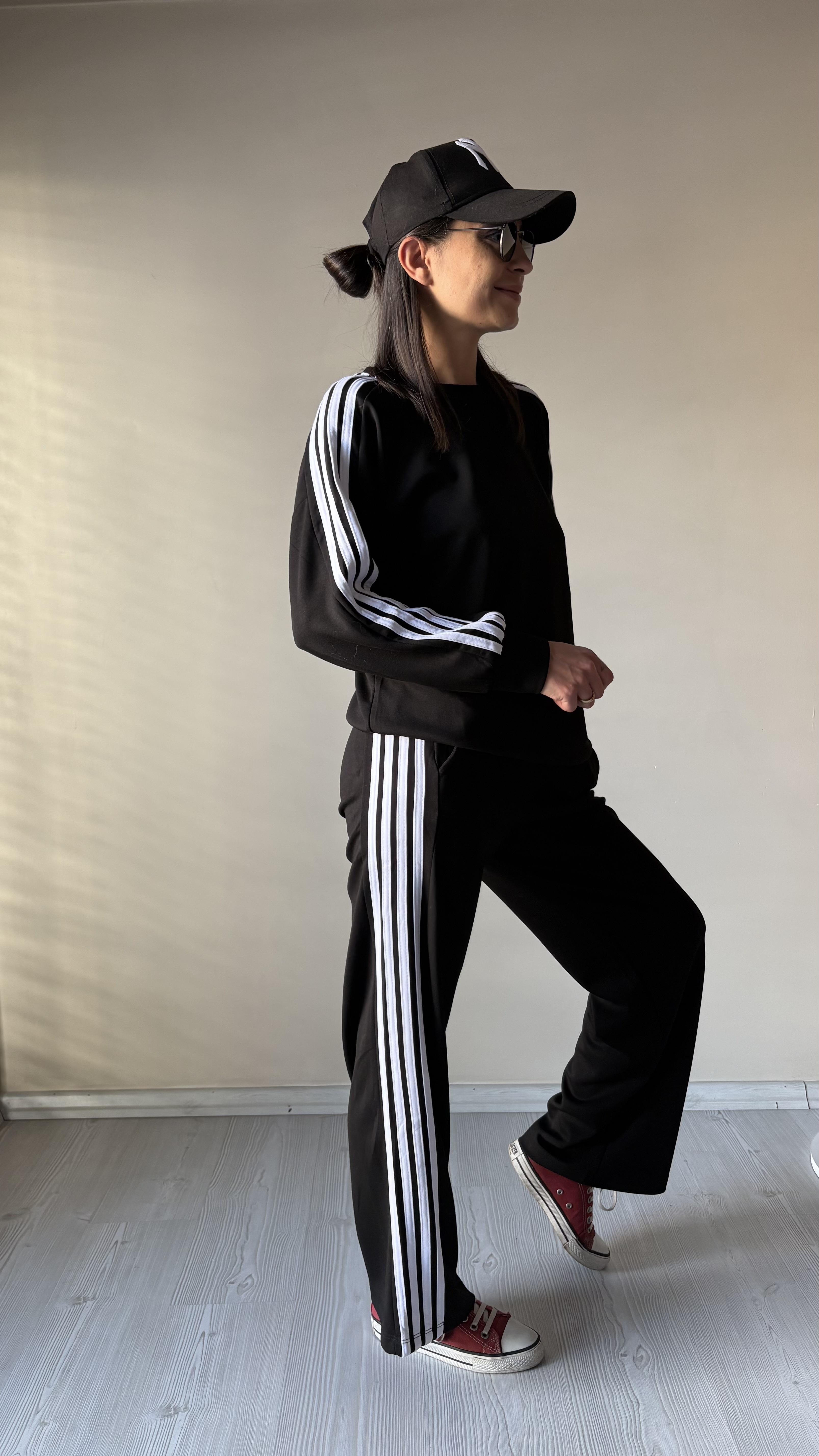 Yan şeritli siyah Takım