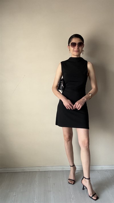 Siyah Yan Drapeli Elbise