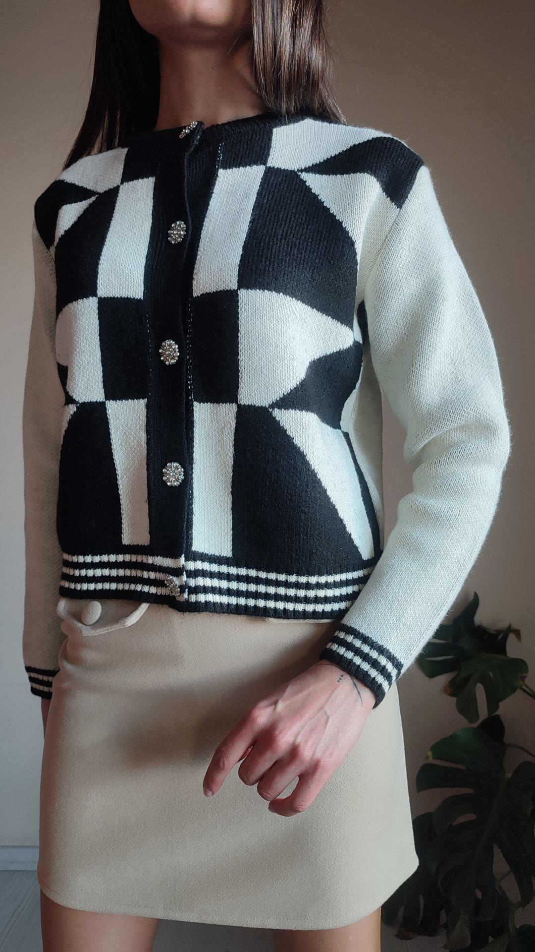 Broş düğmeli çelik triko hırka