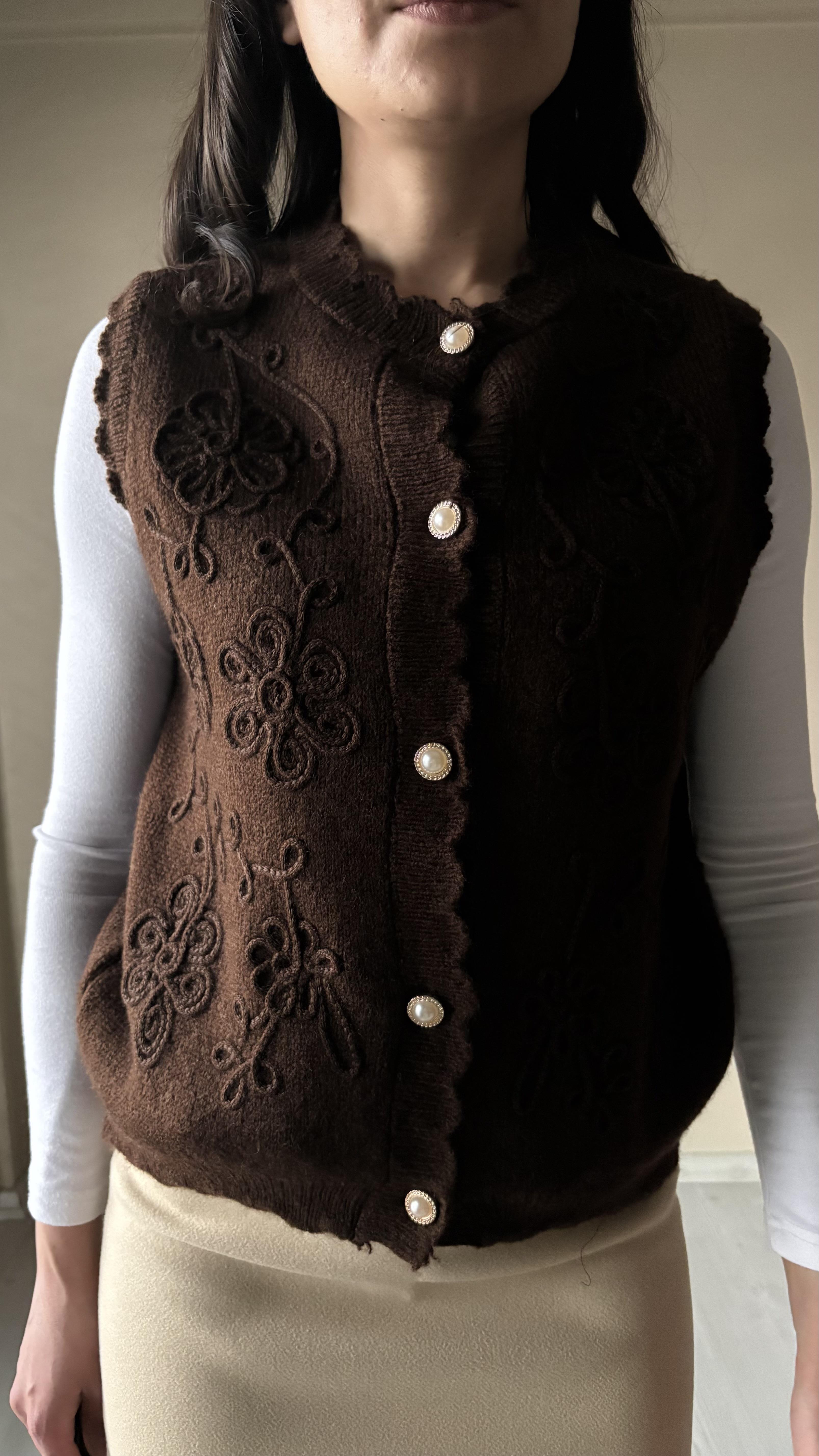 Kahve İşlemeli Triko Yelek