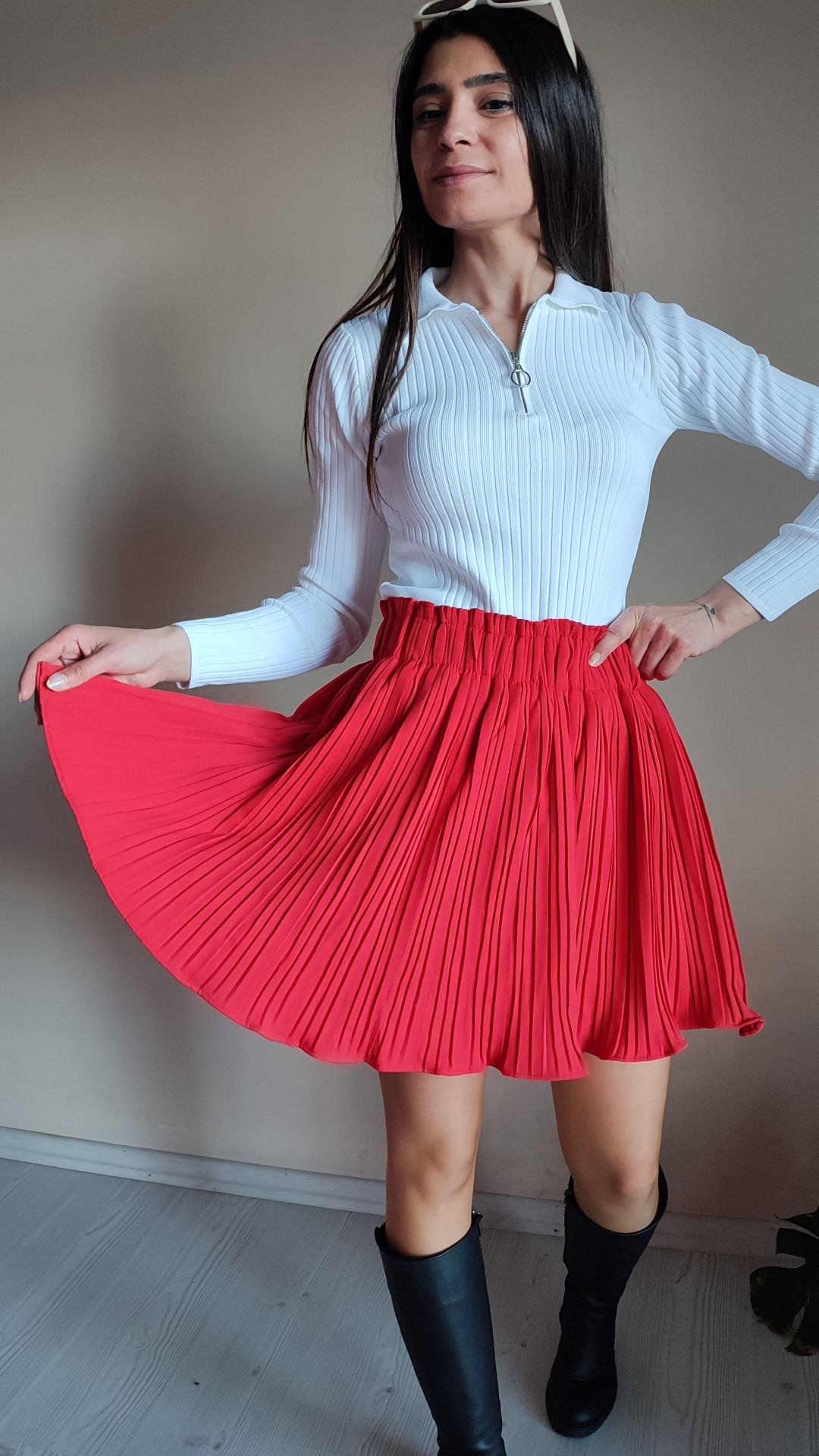 Kırmızı ateş pileli şort etek