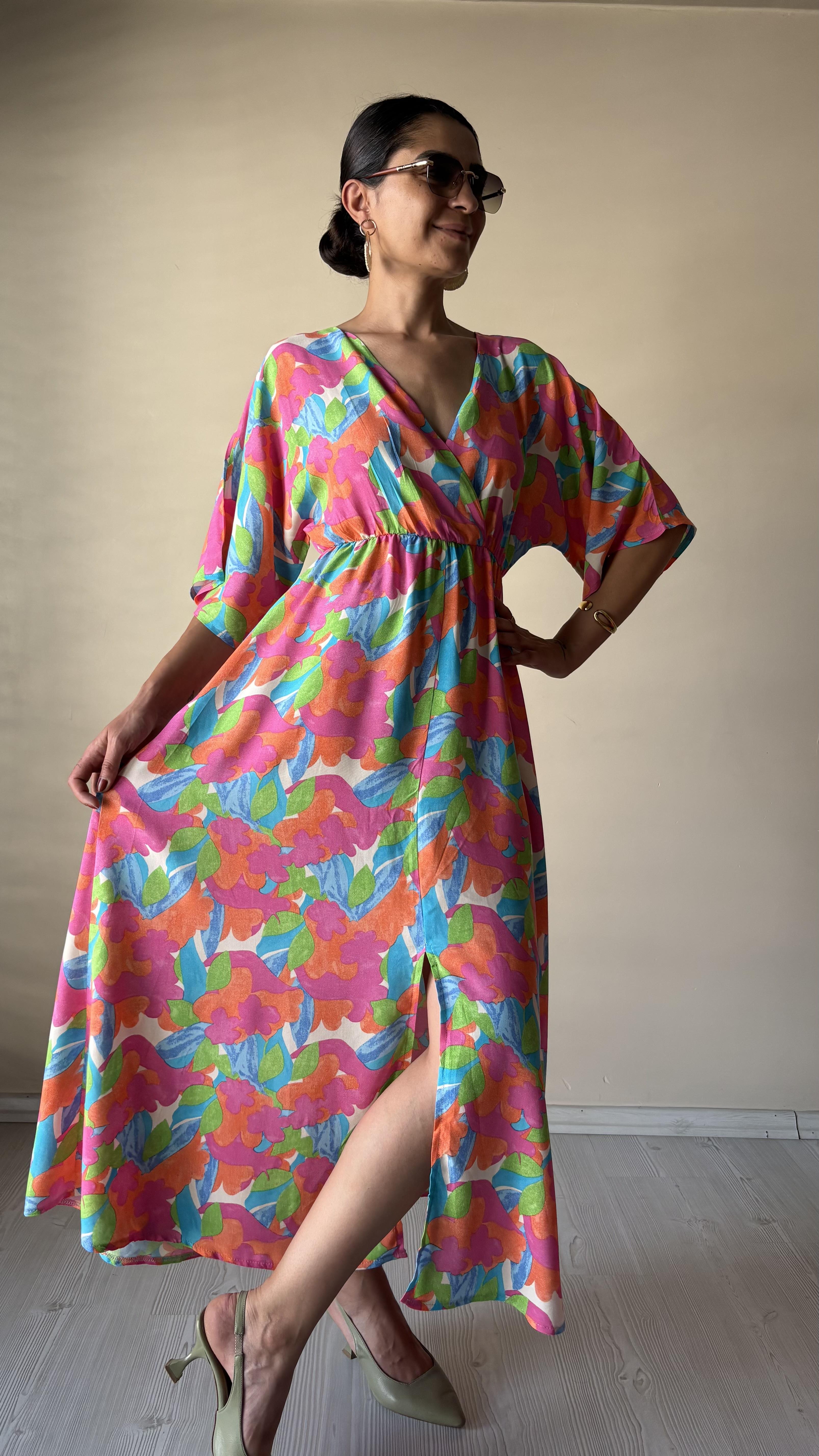 Kruvaze yaka pembe desenli Elbise 