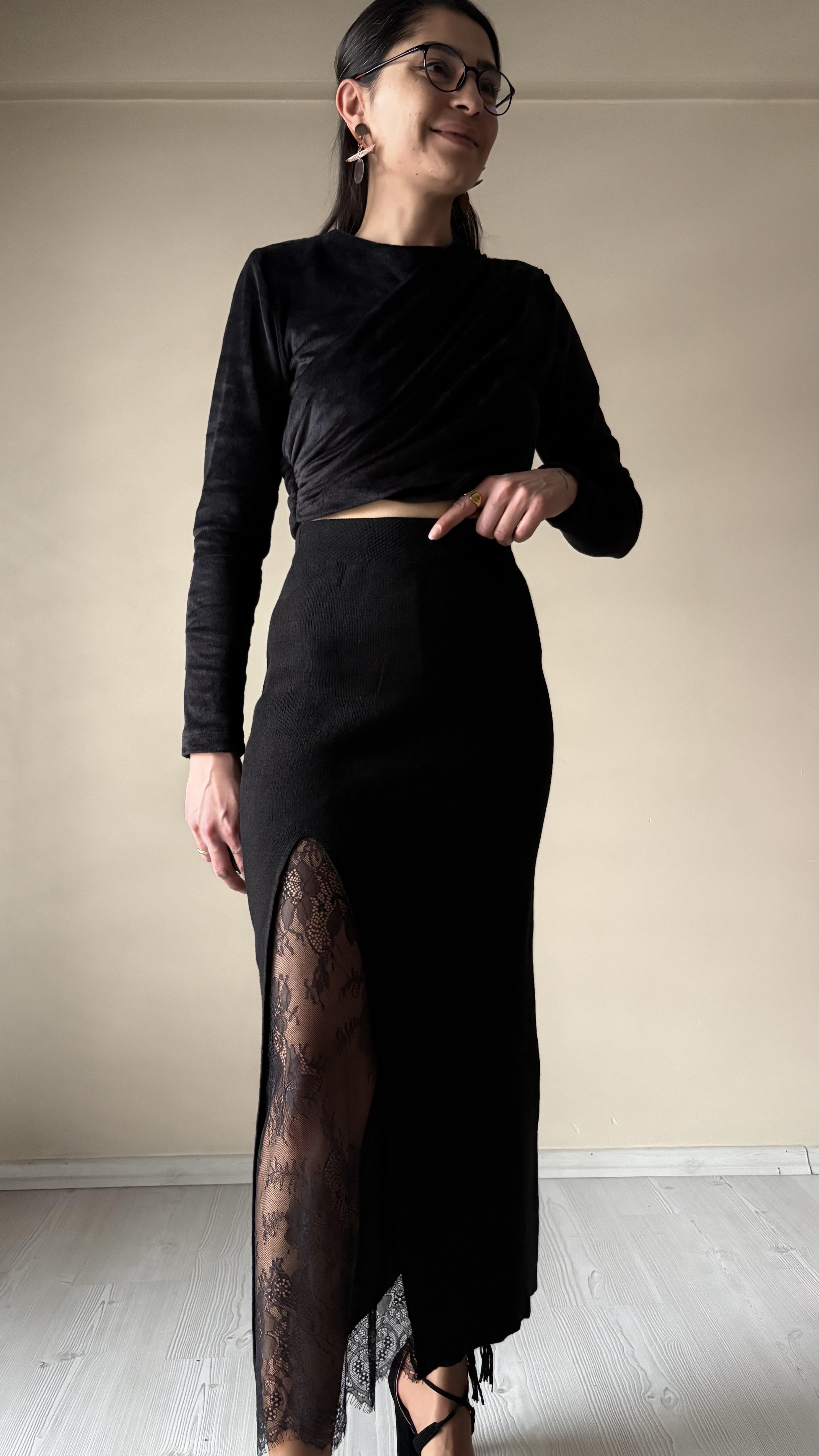 Siyah Dantel Yırtmaçlı Triko Etek