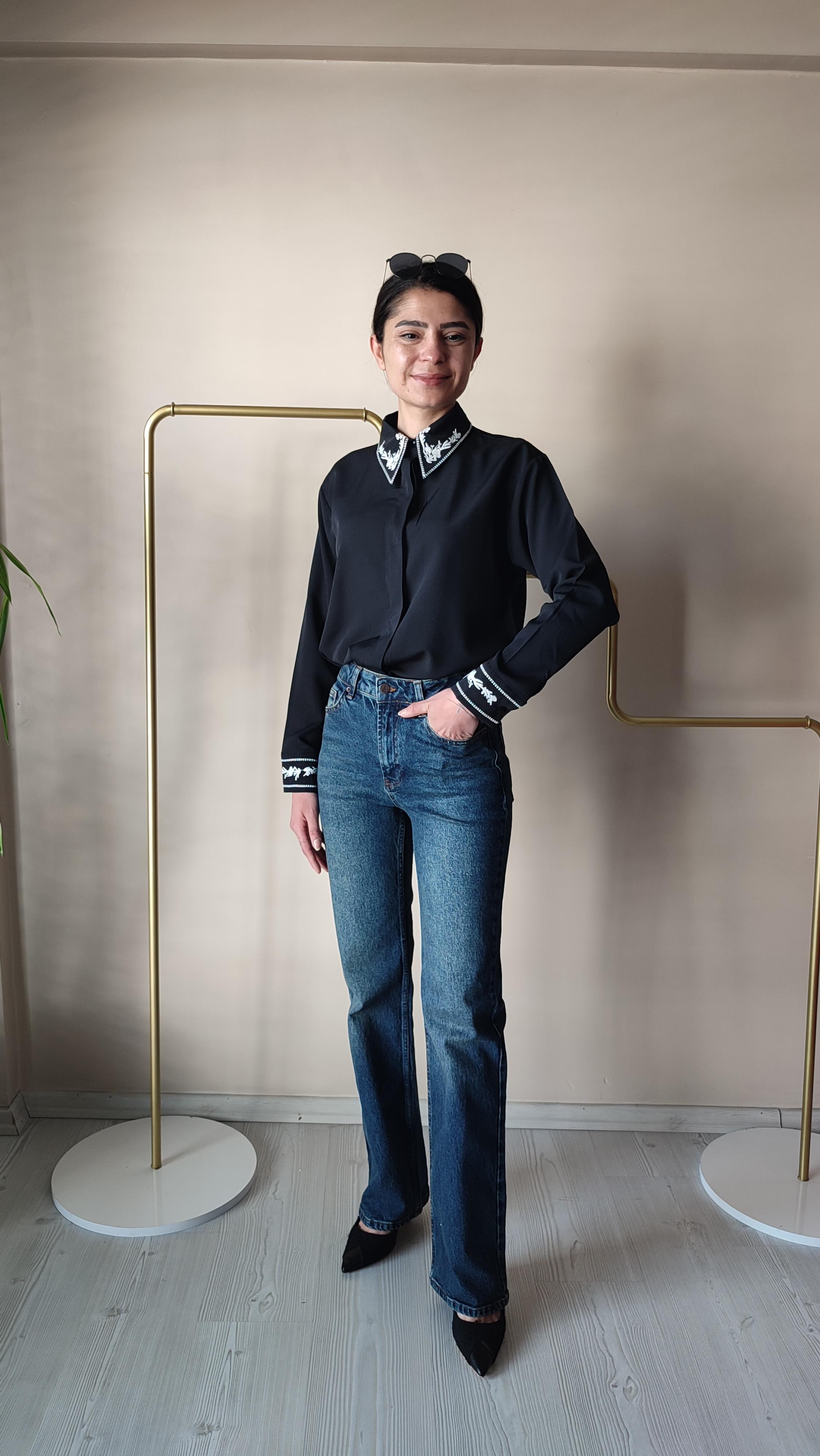 Siyah Kol ve Yaka Nakış İşlemeli Gömlek 