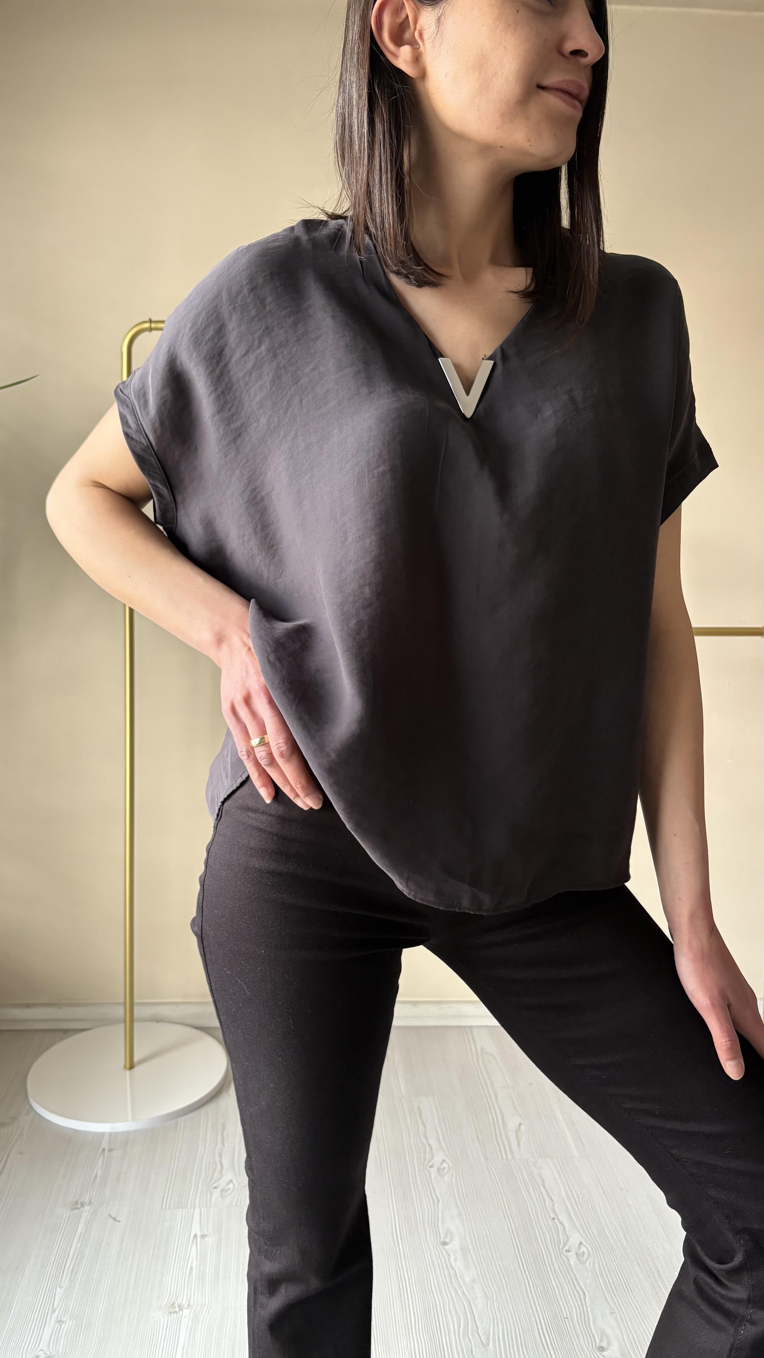 Siyah Metal V Yaka Modal Bluz