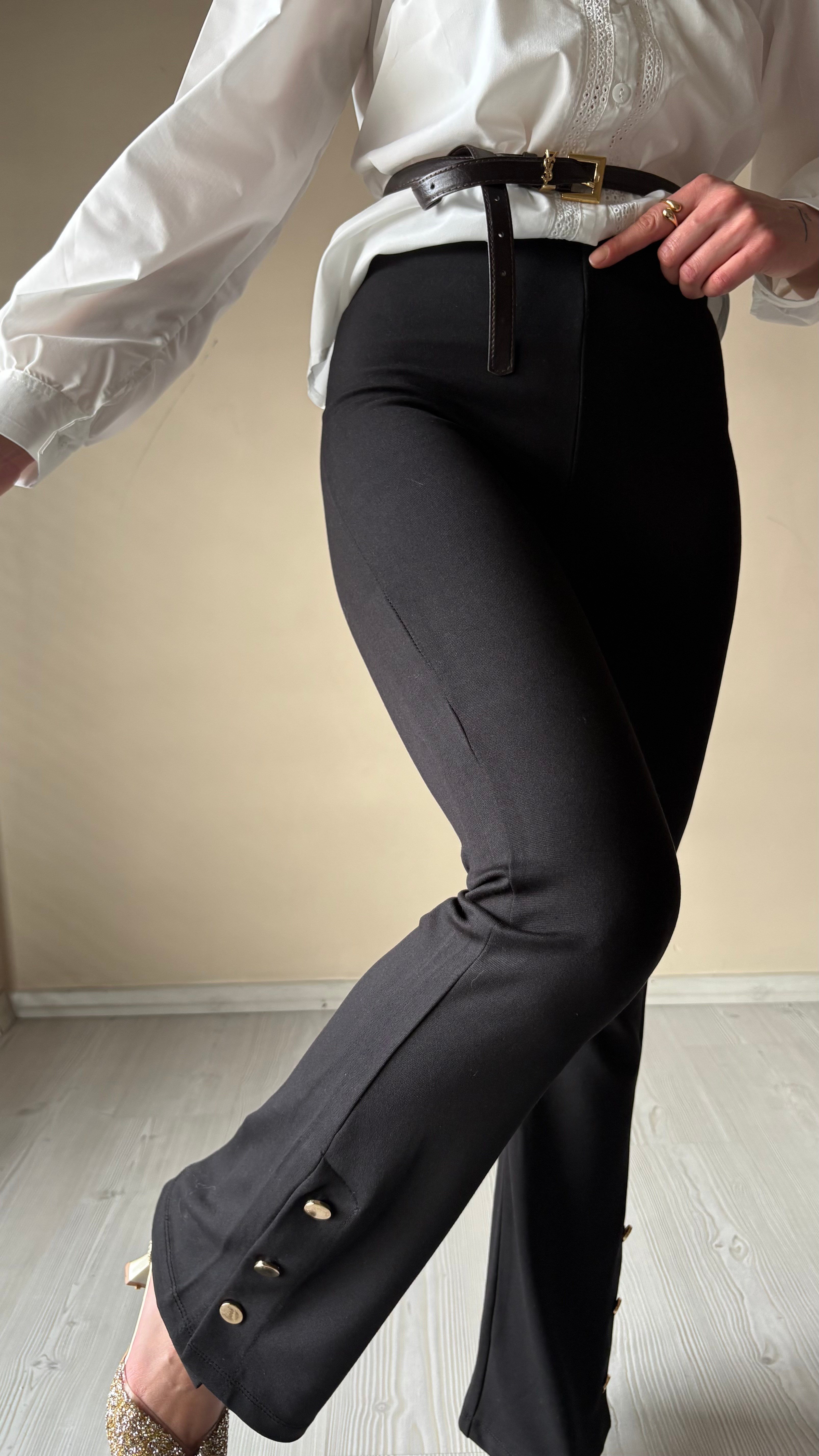 Siyah Paçadan Düğmeli Tayt Pantolon 