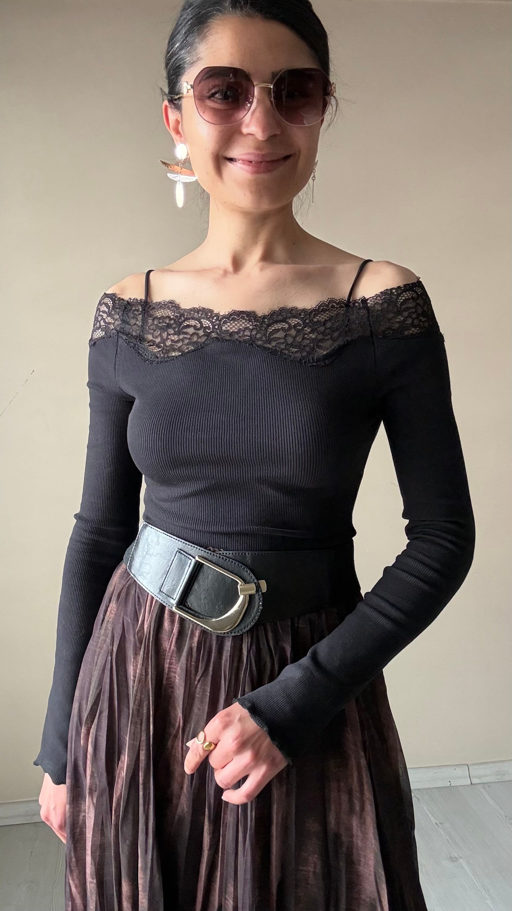 Siyah Yaka Dantelli Likralı Bluz