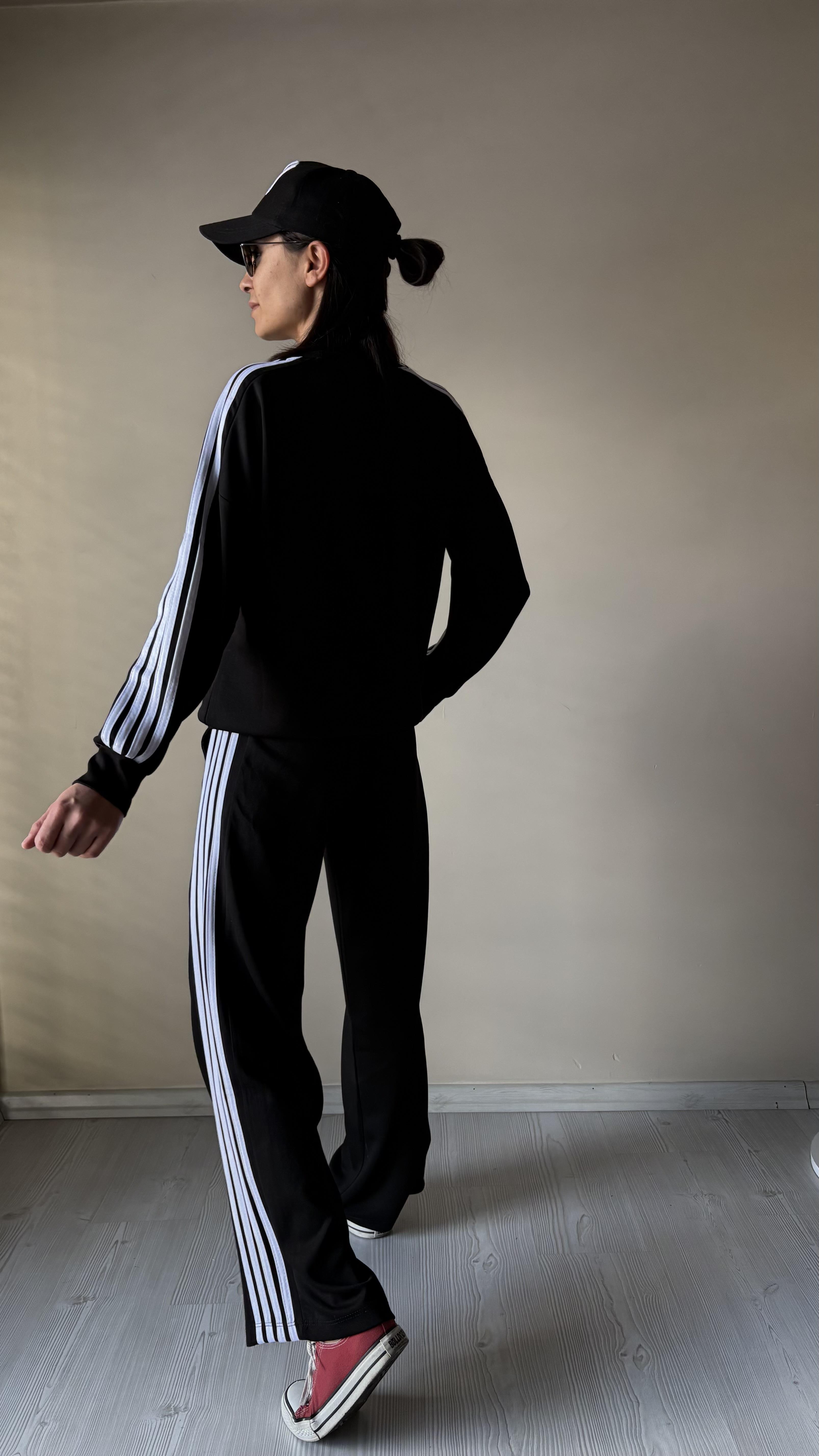 Yan şeritli siyah Takım