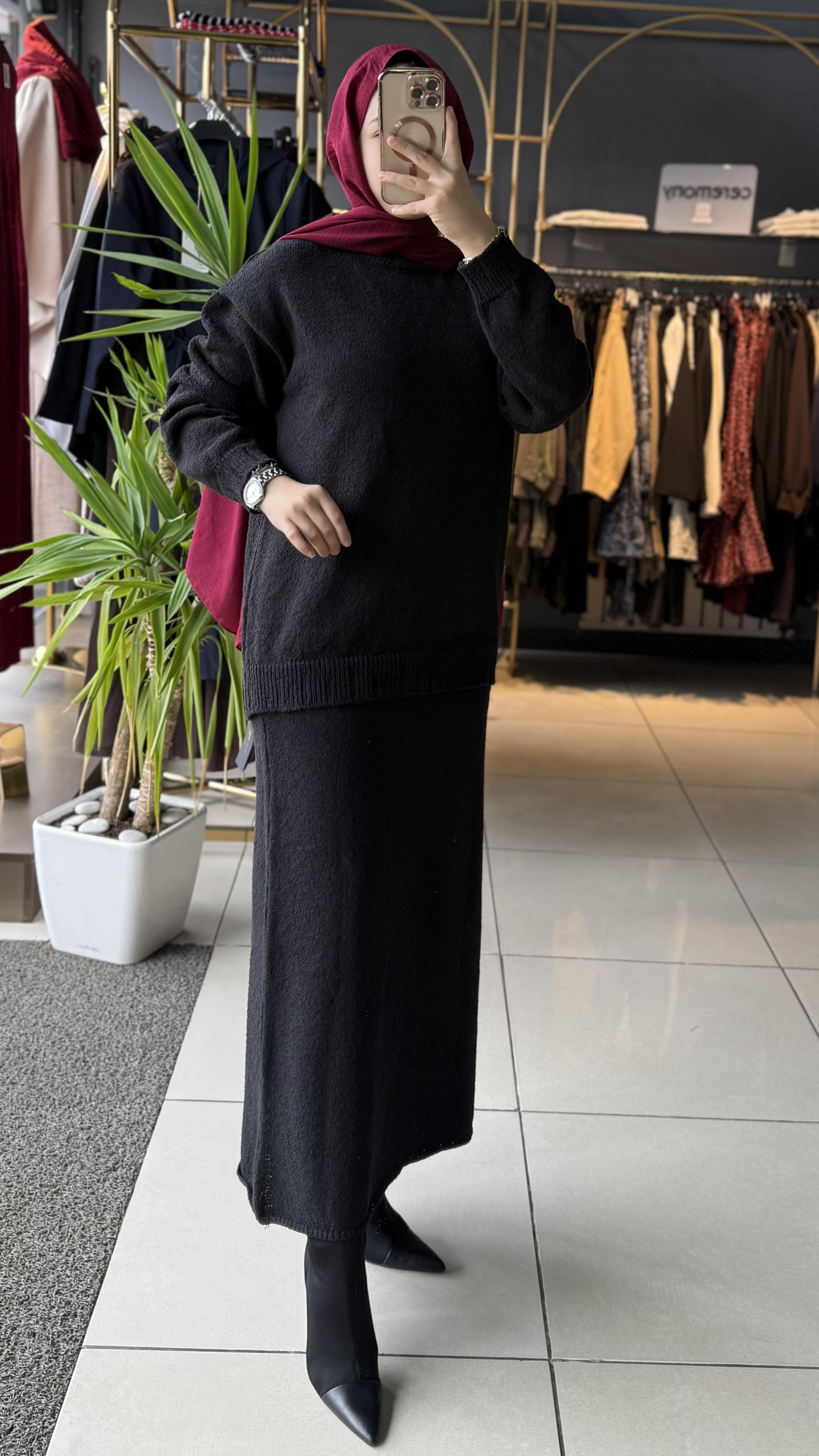 YEŞİM ÖZCAN TAKIM SİYAH