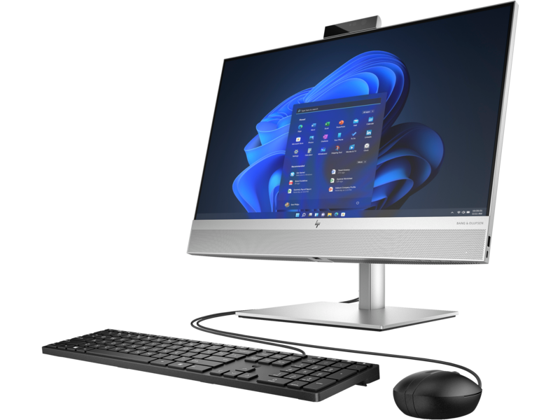 Modern bir ofis masasında konumlandırılmış şık bir All in One bilgisayar – hepsi bir arada PC modeli