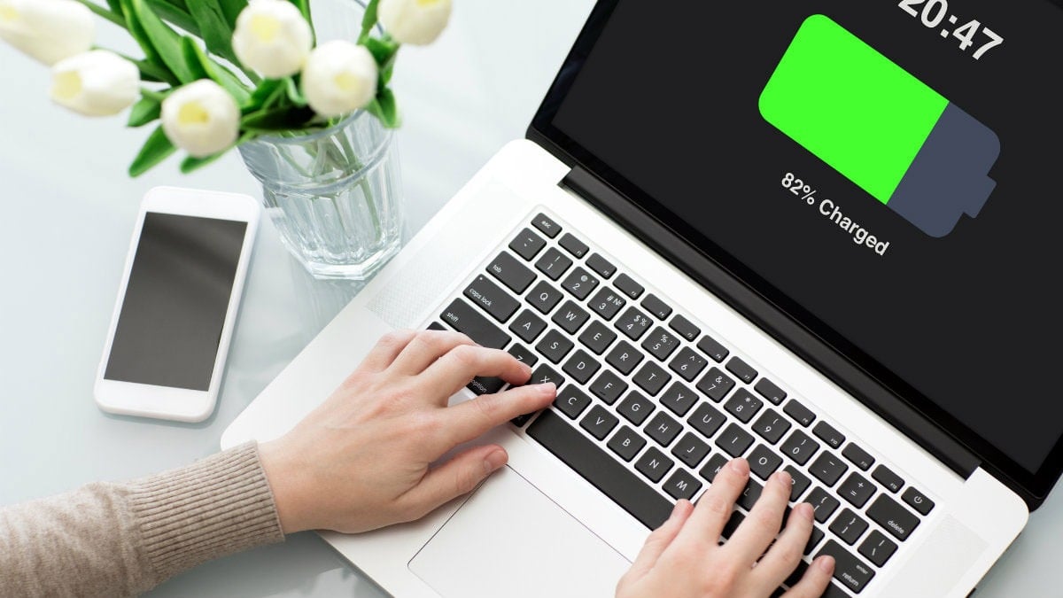 Laptop ekranı açık, yanındaki pil ikonunda düşük batarya seviyesi gösteriliyor – pil ömrü tasarrufu