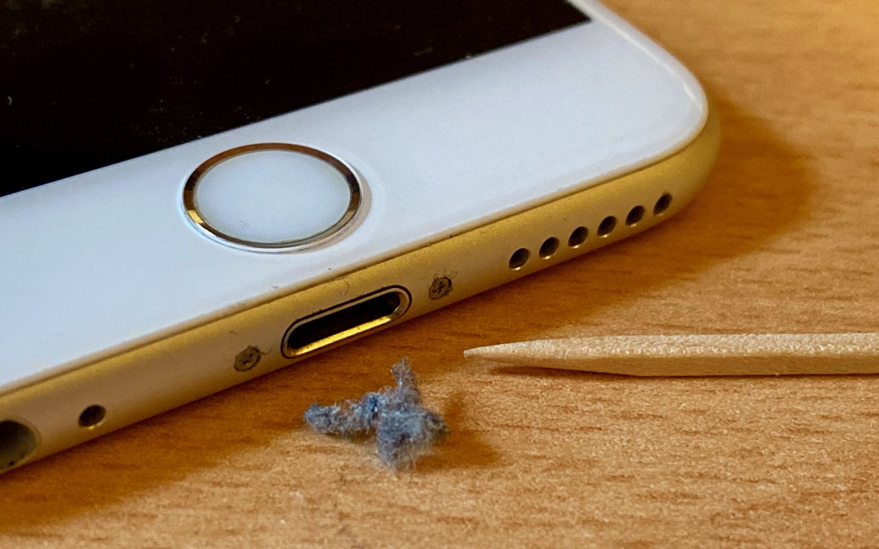 Telefon ekranı mikrofiber bezle silinirken ve kulaklık temizliği yapılırken çekilmiş görsel – hijyenik elektronik kullanımı