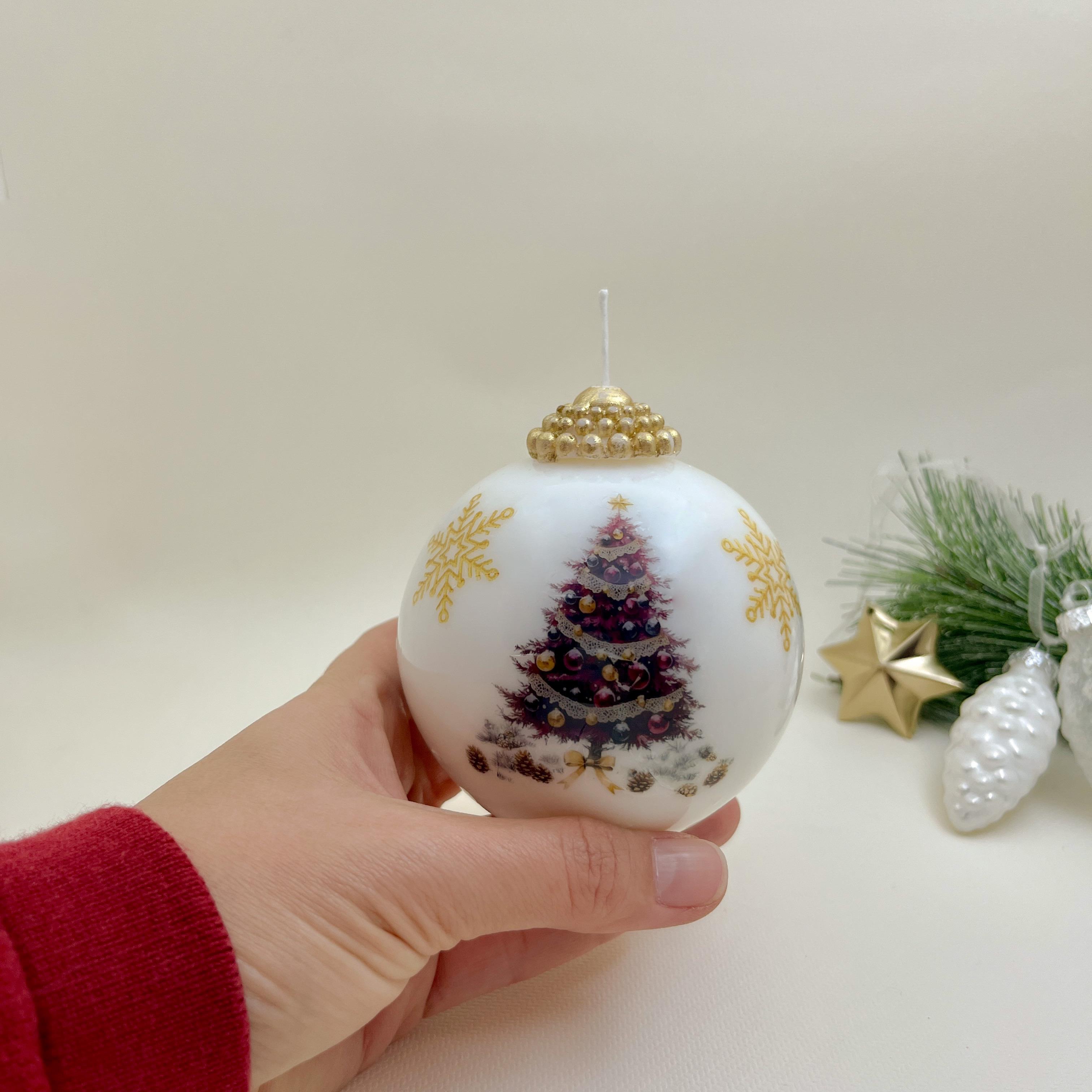 El Yapımı Yılbaşı Mumu – Ağaç ve Kar Tanesi Desenli Soya Wax Dekoratif Mum
