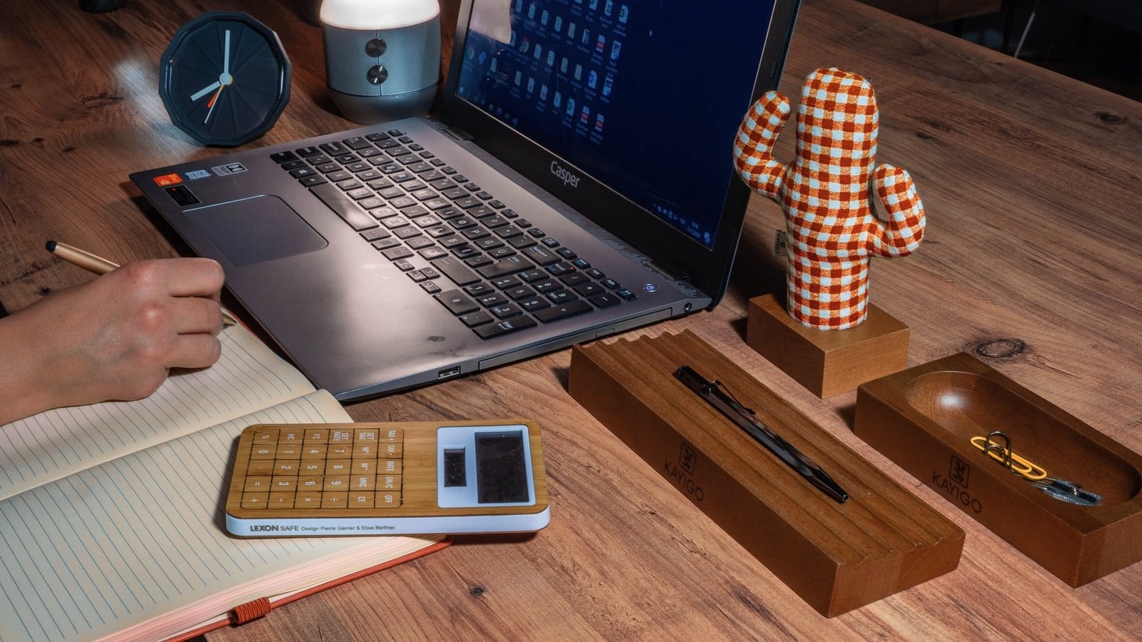 KAYIGO Woody Üçlü Ofis Seti Açık Kahverengi - Kırmızı Pötikare Kaktüs