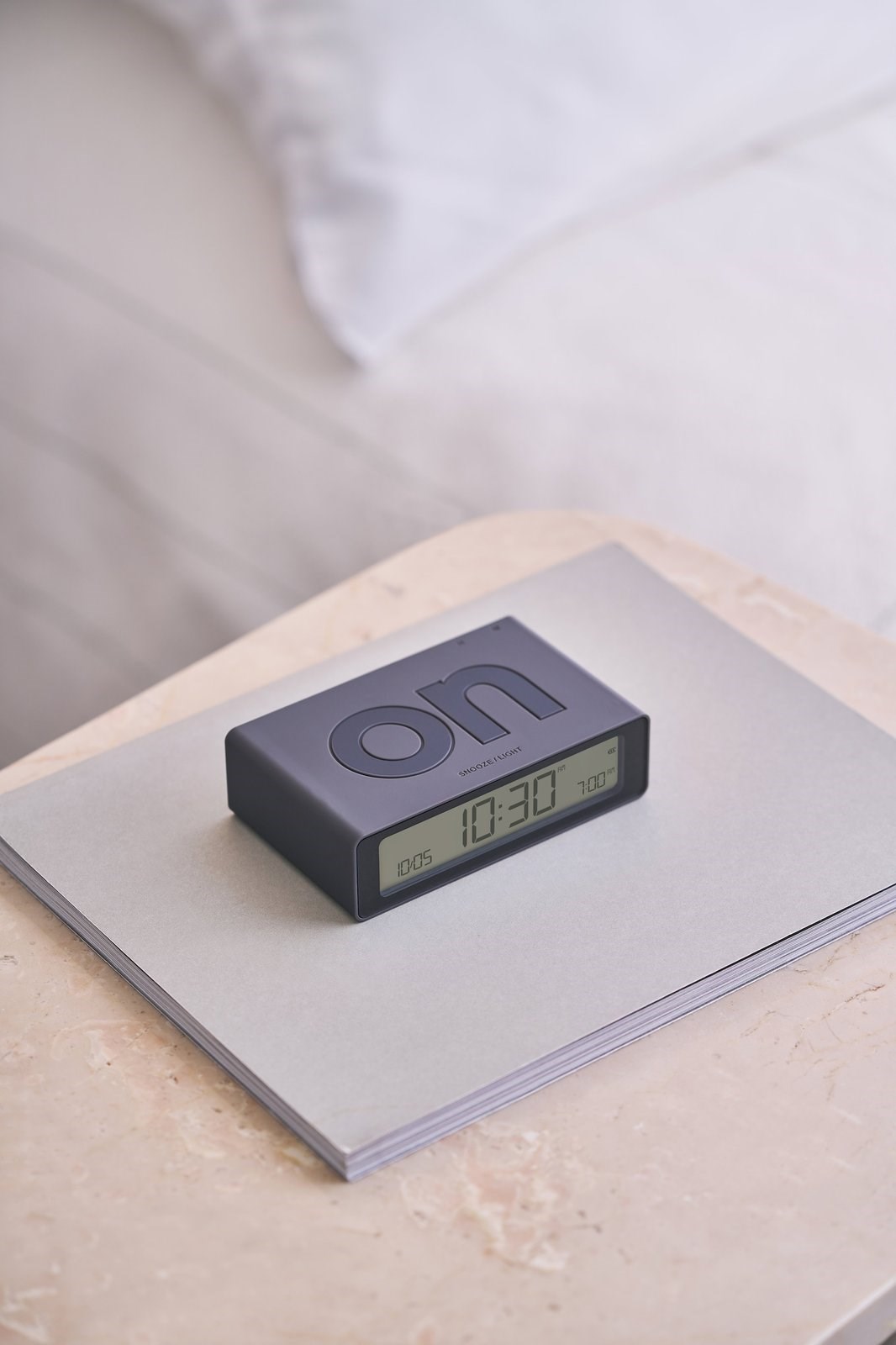 Lexon Flip Mini Şarj Edilebilir Alarm Saat Koyu Gri