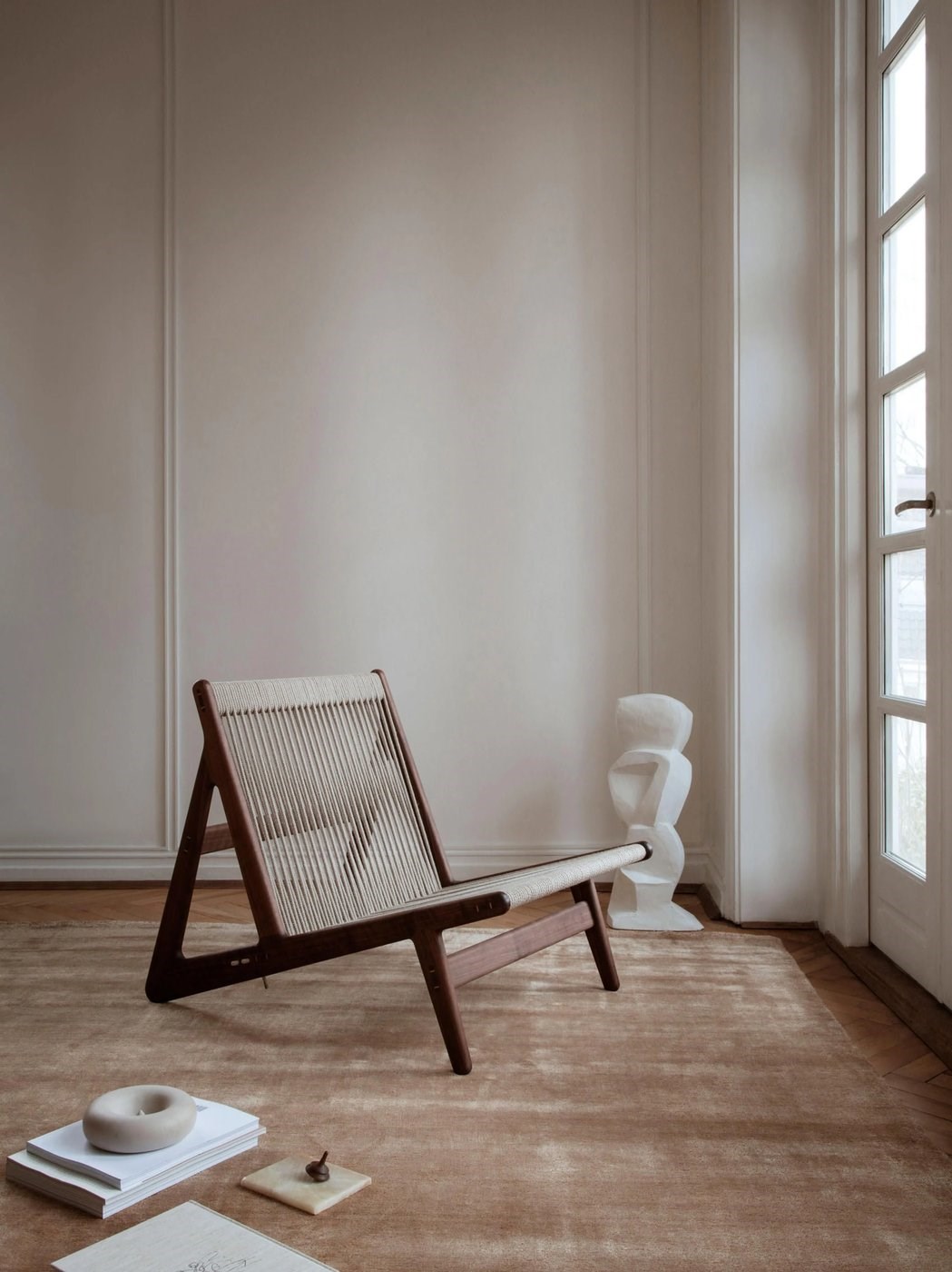 MR01 Initial Lounge Koltuğu El Yapımı Ceviz Ağacı ve Minderli