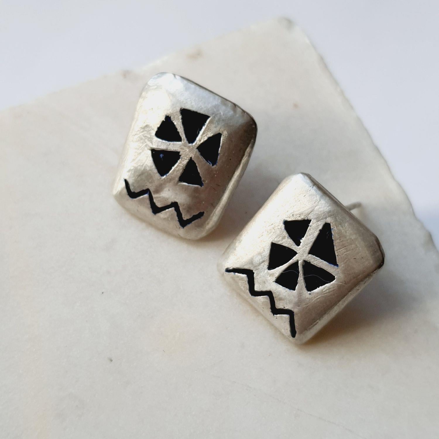 Stilize Çiçek Desenli Küpeler